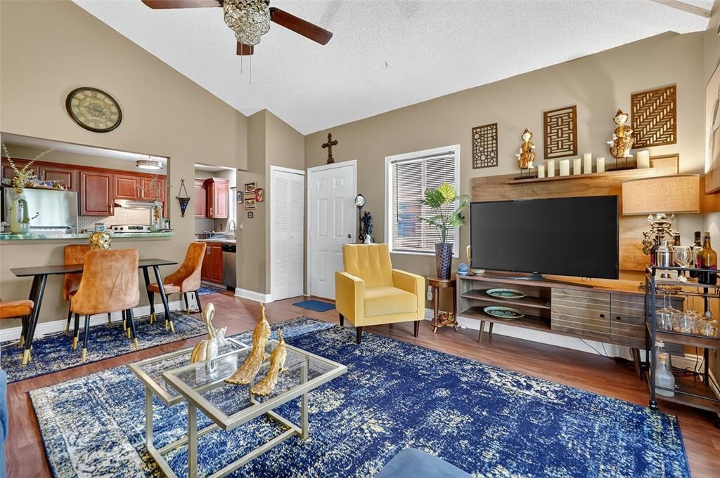 出租: $1,850 (2 贝兹, 1 浴室, 752 平方英尺)