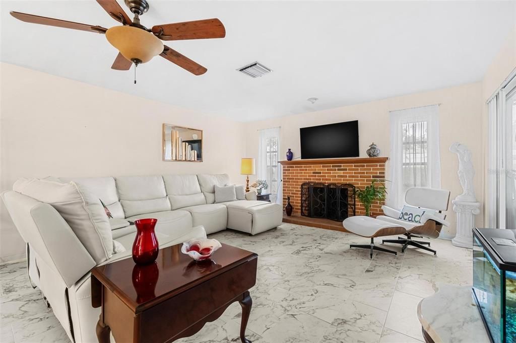 На продажу: $283,000 (2 спален, 2 ванн, 1230 Квадратных фут)