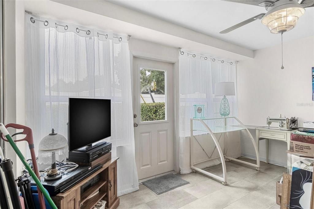 На продажу: $283,000 (2 спален, 2 ванн, 1230 Квадратных фут)