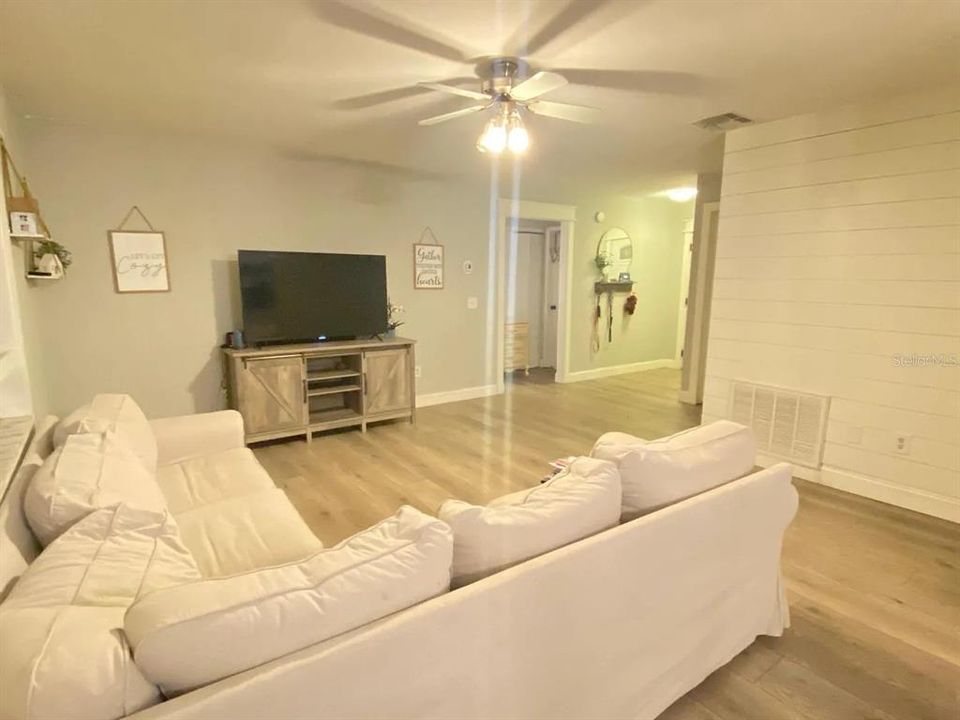 Active With Contract: $400,000 (3 beds, 2 baths, 1244 Square Feet)