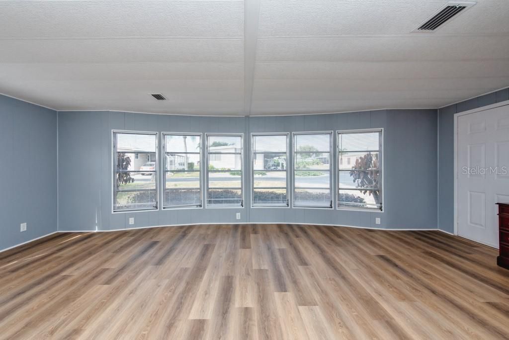 For Sale: $109,300 (2 beds, 2 baths, 1320 Square Feet)