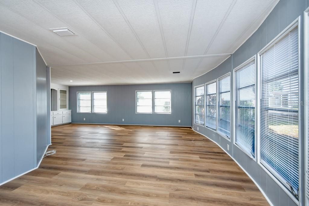 For Sale: $109,300 (2 beds, 2 baths, 1320 Square Feet)