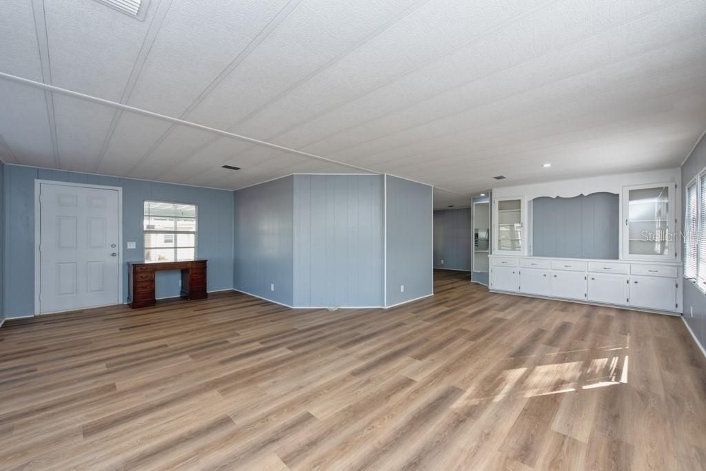 For Sale: $109,300 (2 beds, 2 baths, 1320 Square Feet)