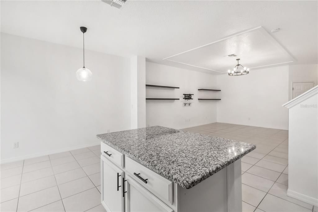 Под контрактом: $305,000 (3 спален, 2 ванн, 1571 Квадратных фут)