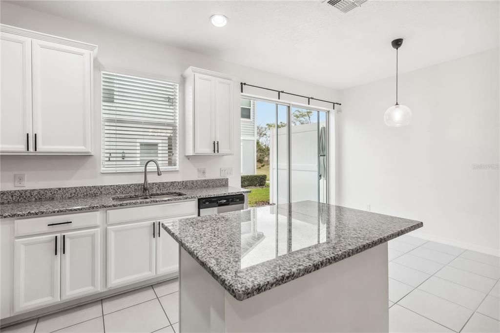 Под контрактом: $305,000 (3 спален, 2 ванн, 1571 Квадратных фут)