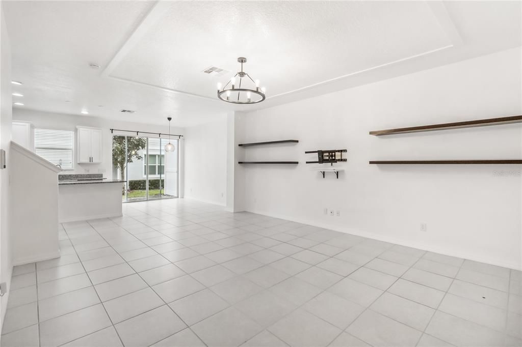 Под контрактом: $305,000 (3 спален, 2 ванн, 1571 Квадратных фут)