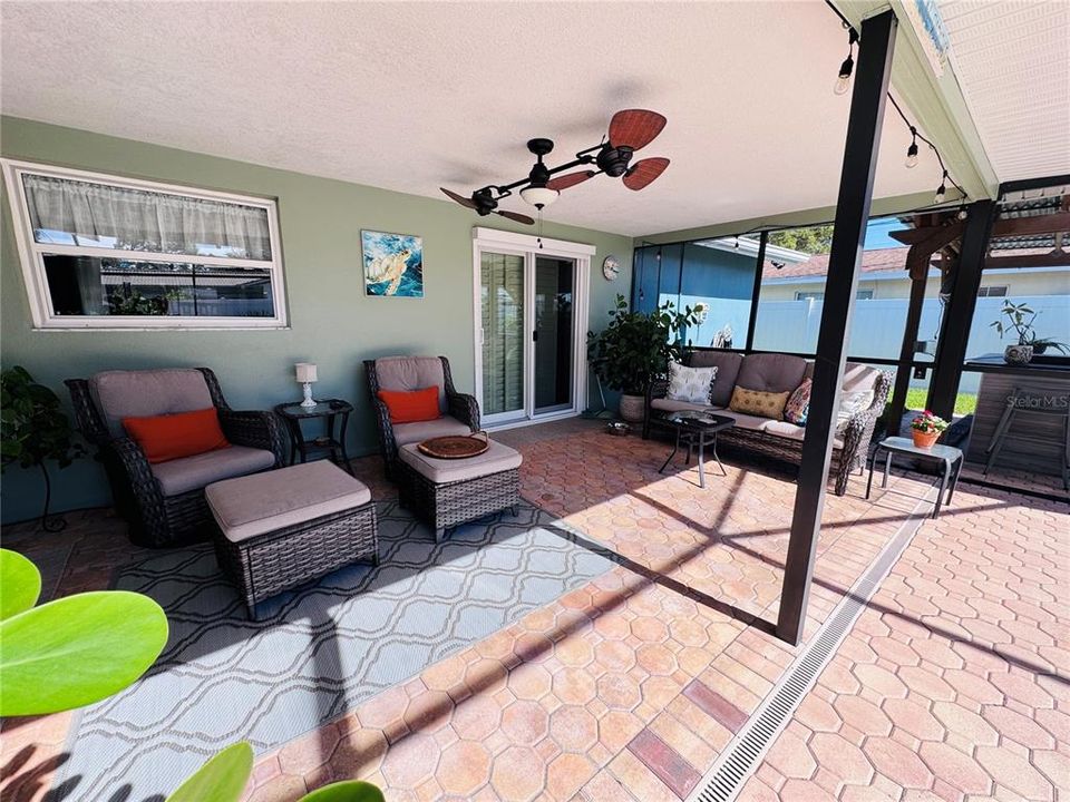 合同活跃: $550,000 (2 贝兹, 2 浴室, 1471 平方英尺)