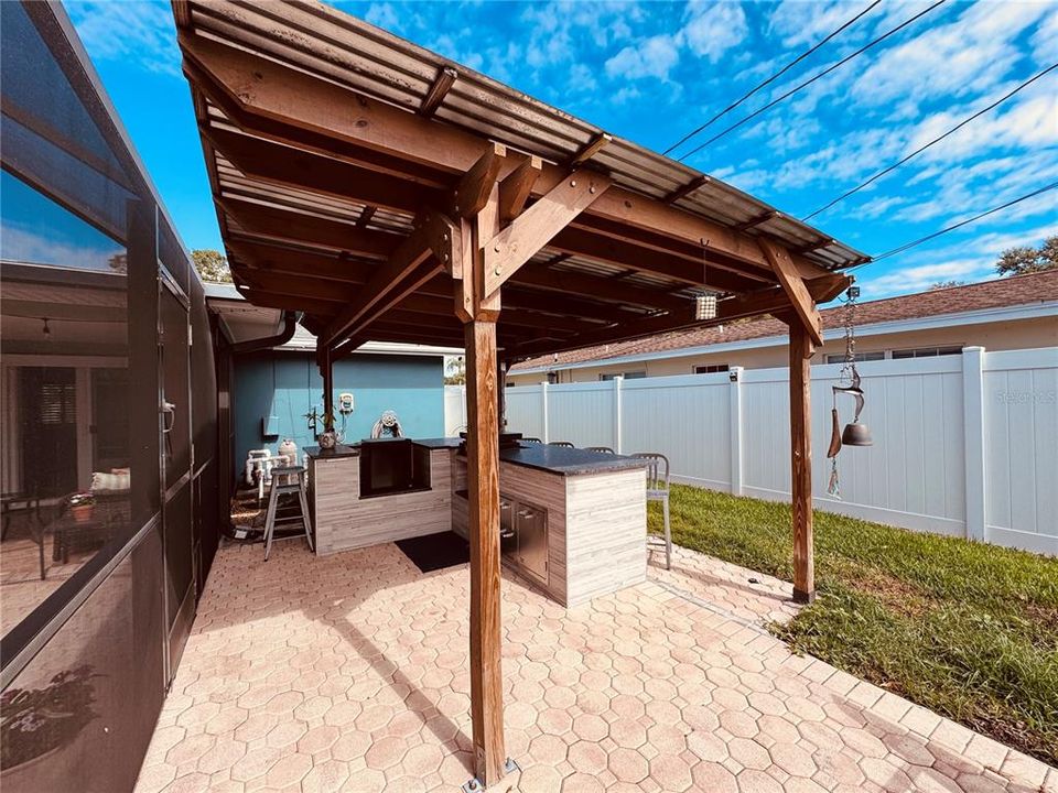 合同活跃: $550,000 (2 贝兹, 2 浴室, 1471 平方英尺)