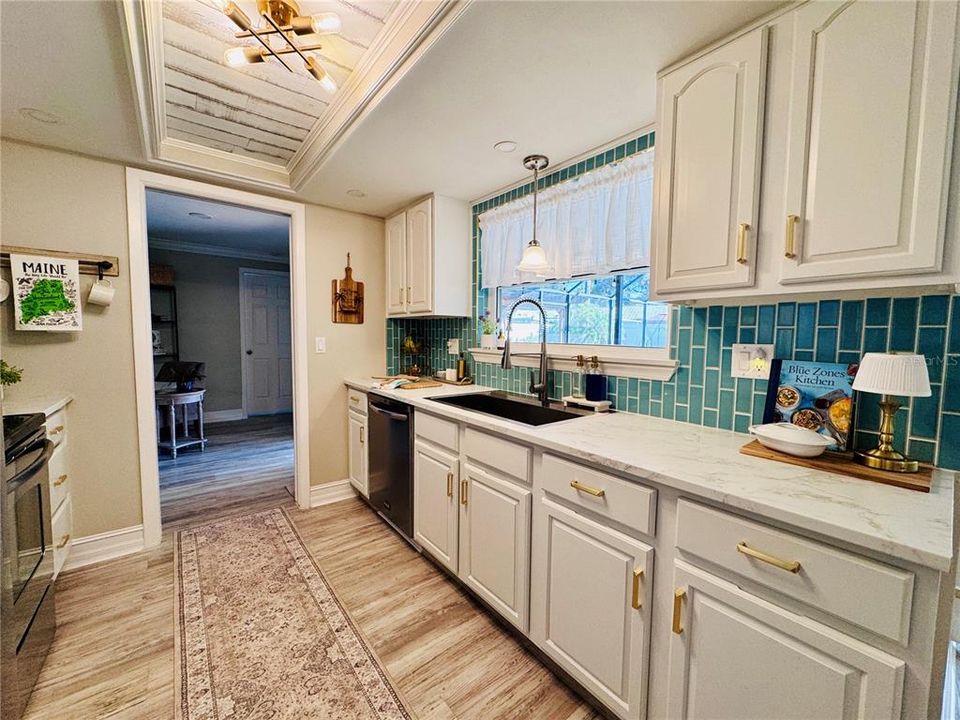 合同活跃: $550,000 (2 贝兹, 2 浴室, 1471 平方英尺)