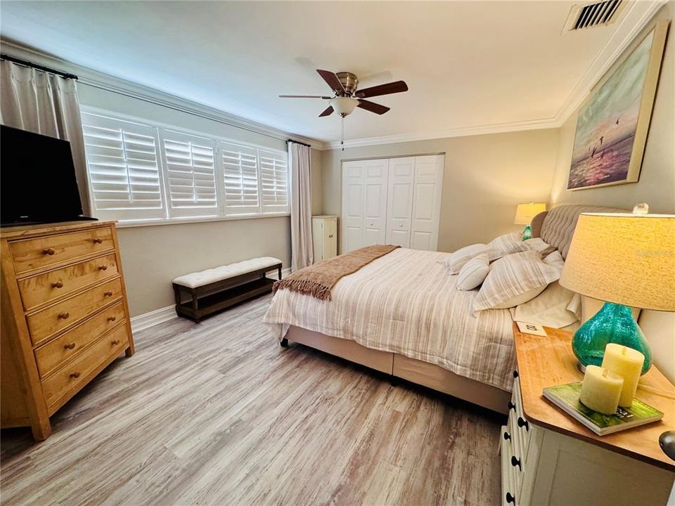 合同活跃: $550,000 (2 贝兹, 2 浴室, 1471 平方英尺)