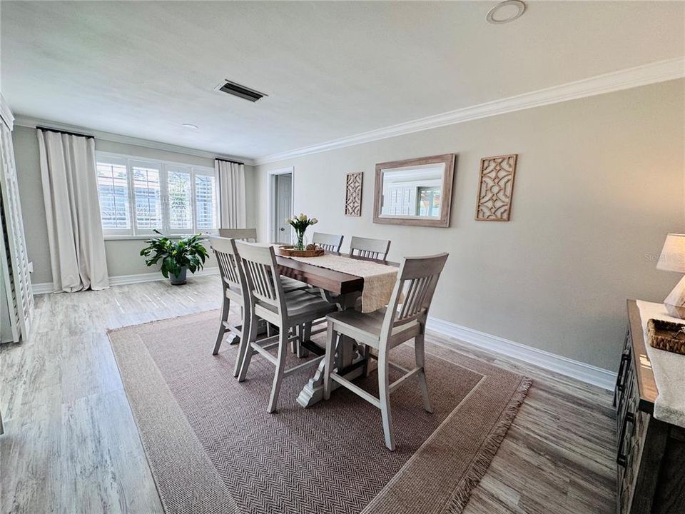 合同活跃: $550,000 (2 贝兹, 2 浴室, 1471 平方英尺)