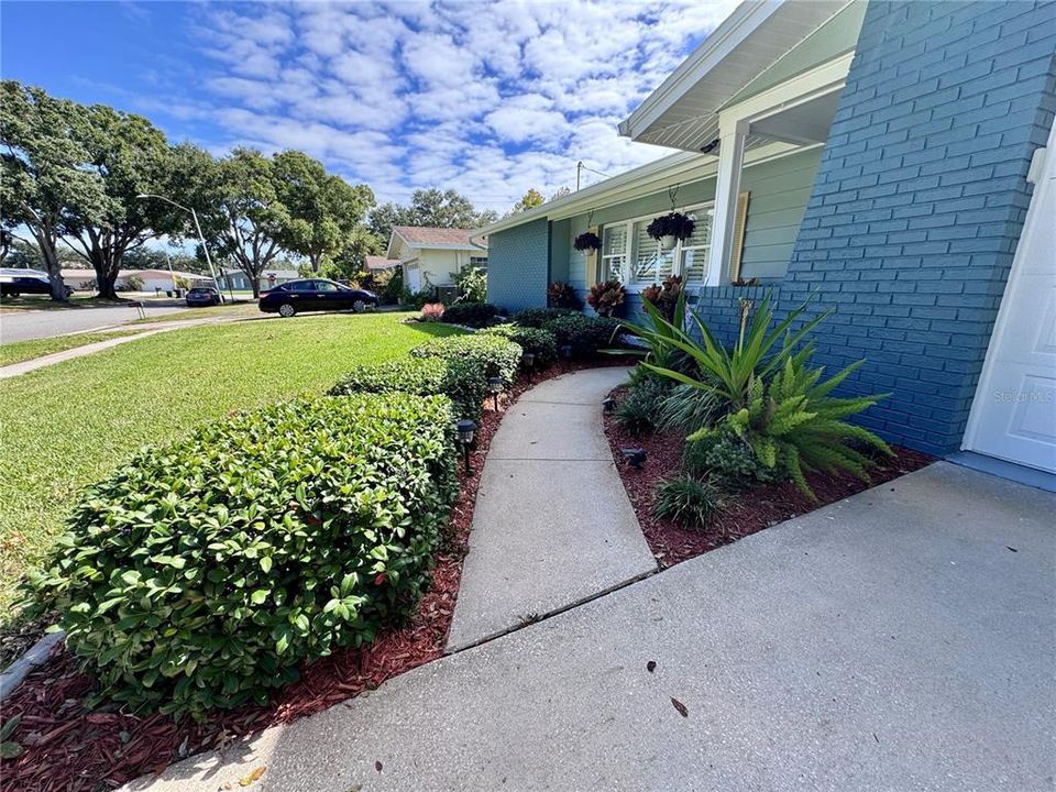 合同活跃: $550,000 (2 贝兹, 2 浴室, 1471 平方英尺)