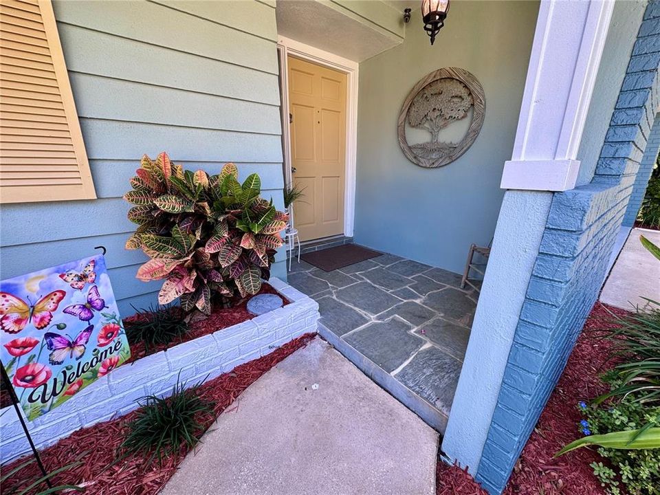 合同活跃: $550,000 (2 贝兹, 2 浴室, 1471 平方英尺)