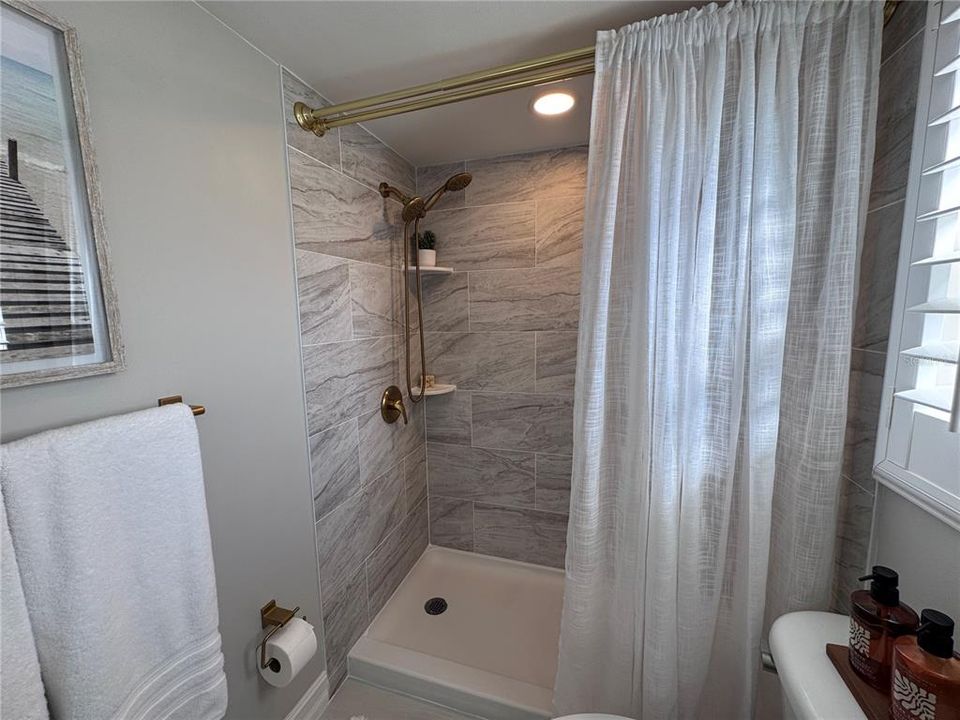 合同活跃: $550,000 (2 贝兹, 2 浴室, 1471 平方英尺)