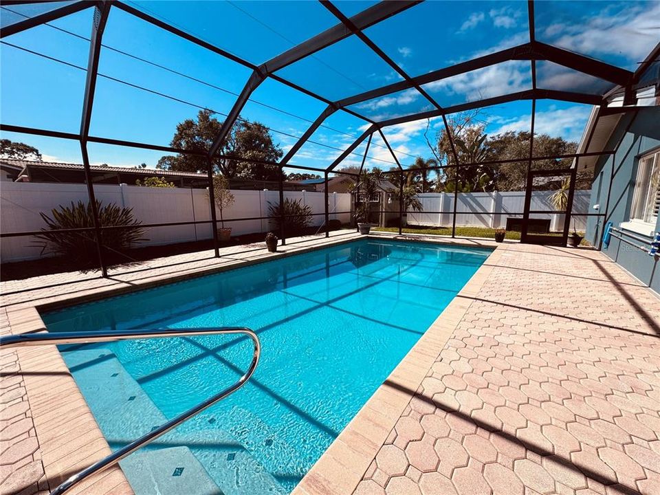 合同活跃: $550,000 (2 贝兹, 2 浴室, 1471 平方英尺)