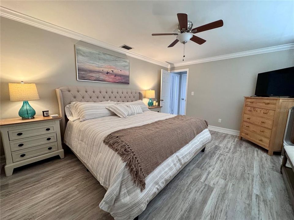 合同活跃: $550,000 (2 贝兹, 2 浴室, 1471 平方英尺)