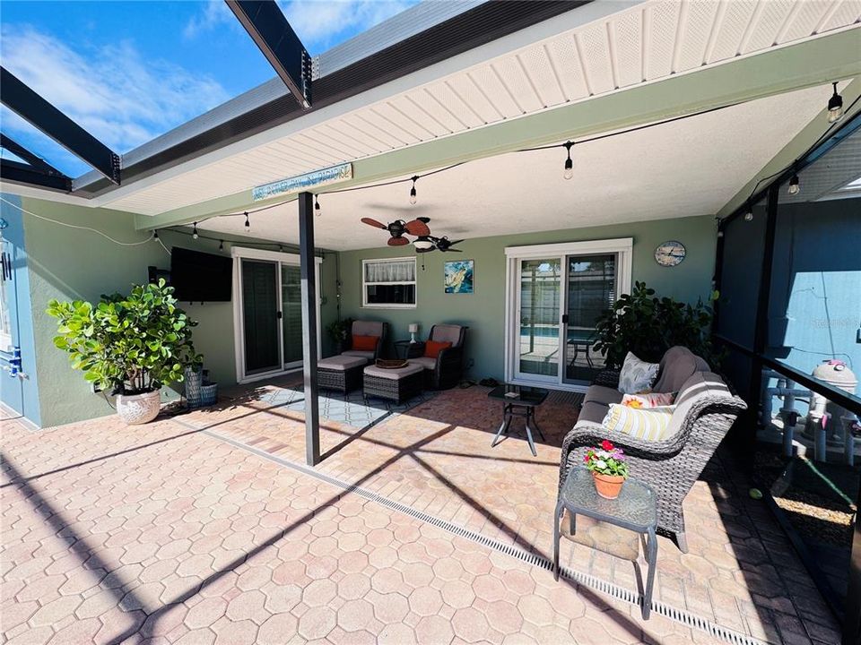 合同活跃: $550,000 (2 贝兹, 2 浴室, 1471 平方英尺)