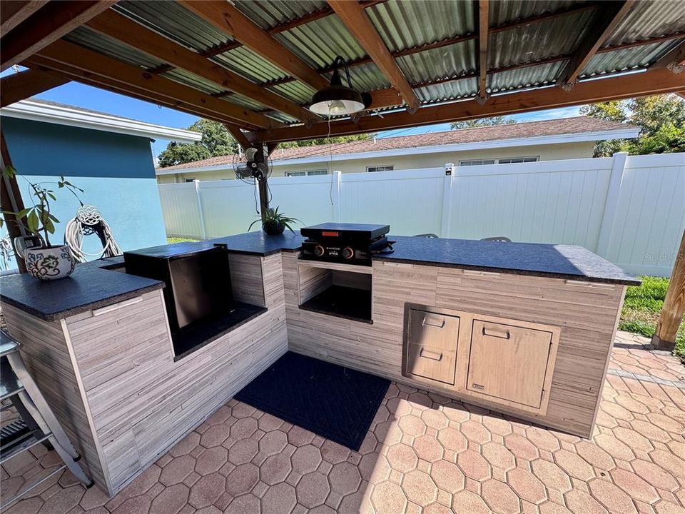 合同活跃: $550,000 (2 贝兹, 2 浴室, 1471 平方英尺)