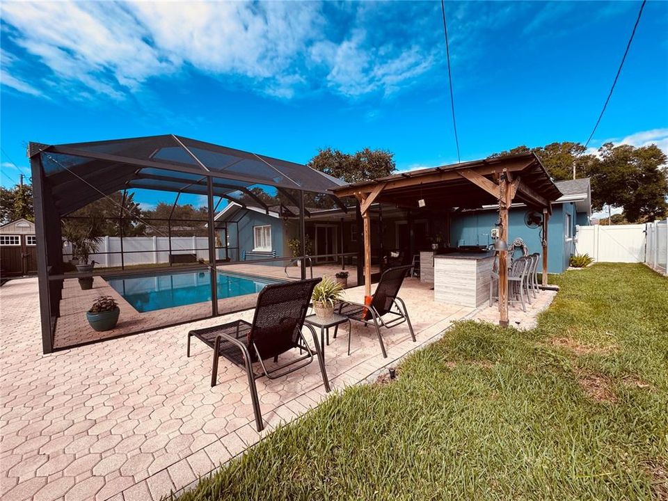 合同活跃: $550,000 (2 贝兹, 2 浴室, 1471 平方英尺)