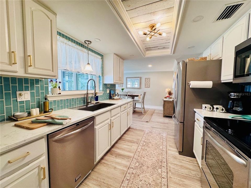 合同活跃: $550,000 (2 贝兹, 2 浴室, 1471 平方英尺)