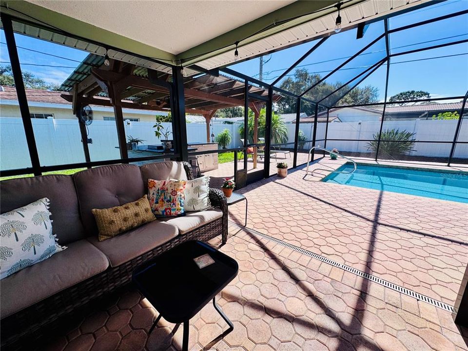 合同活跃: $550,000 (2 贝兹, 2 浴室, 1471 平方英尺)