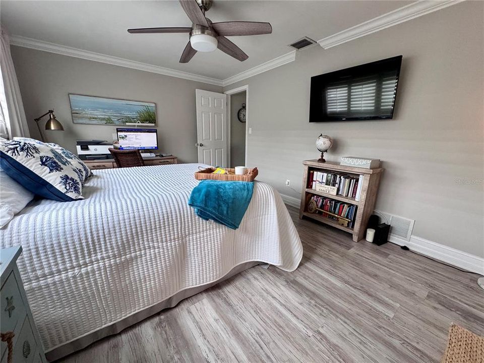 合同活跃: $550,000 (2 贝兹, 2 浴室, 1471 平方英尺)