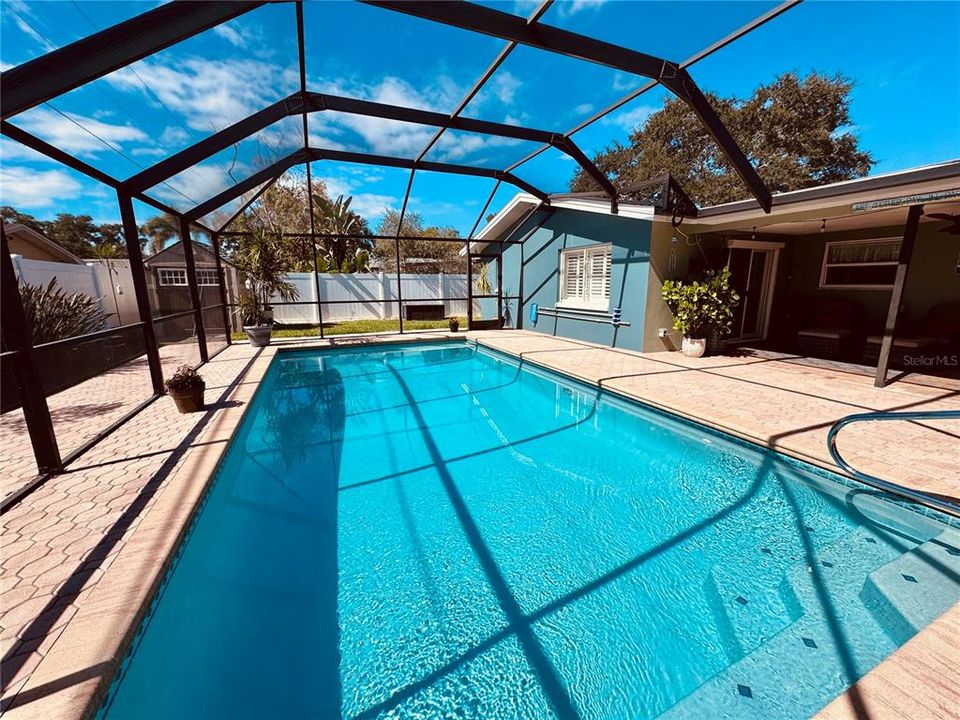 合同活跃: $550,000 (2 贝兹, 2 浴室, 1471 平方英尺)