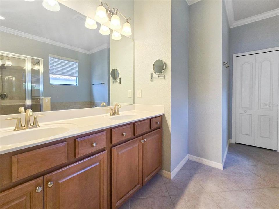 出租: $4,200 (4 贝兹, 3 浴室, 2884 平方英尺)