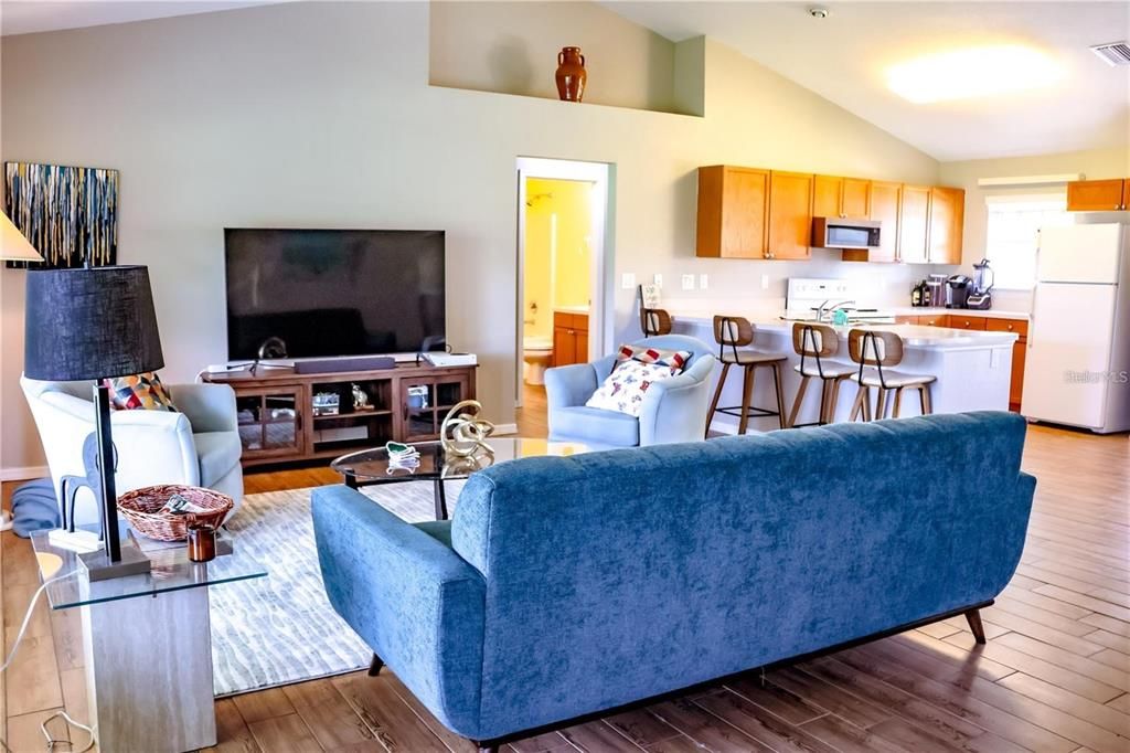 For Rent: $2,400 (3 beds, 2 baths, 1639 Square Feet)