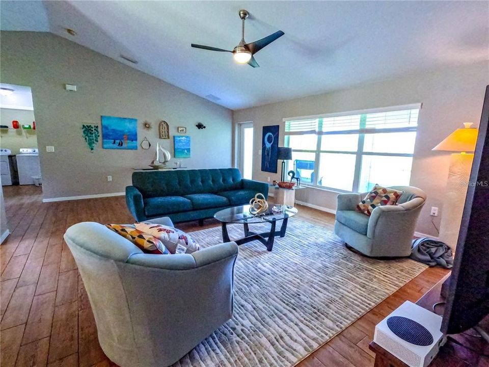 For Rent: $2,400 (3 beds, 2 baths, 1639 Square Feet)