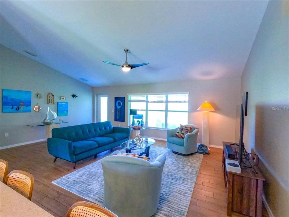 For Rent: $2,400 (3 beds, 2 baths, 1639 Square Feet)