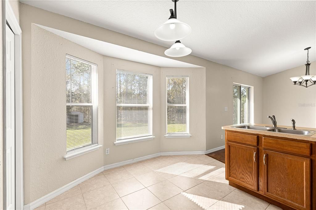 待售: $350,000 (4 贝兹, 2 浴室, 1815 平方英尺)