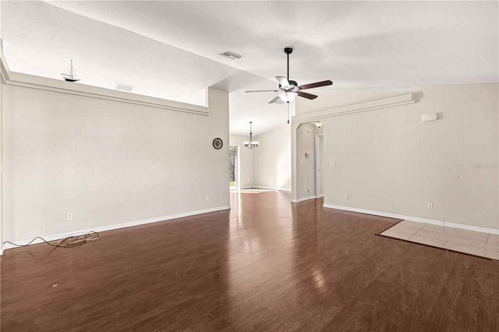 待售: $350,000 (4 贝兹, 2 浴室, 1815 平方英尺)