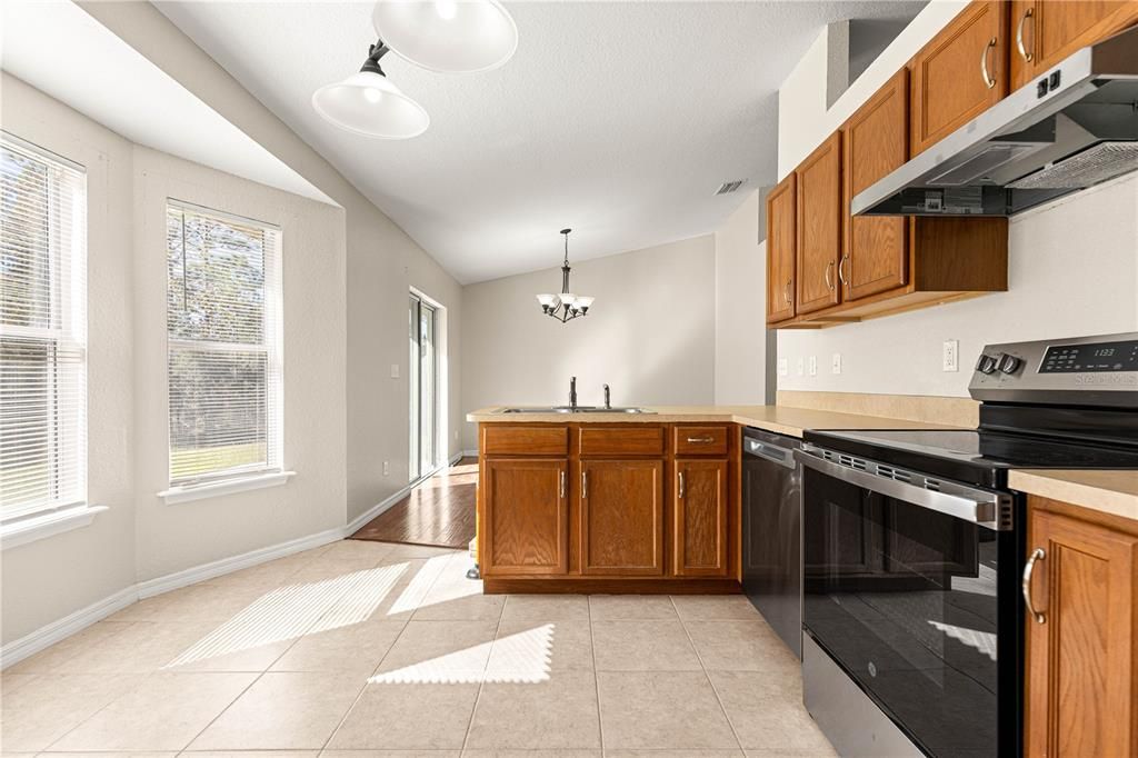 待售: $350,000 (4 贝兹, 2 浴室, 1815 平方英尺)