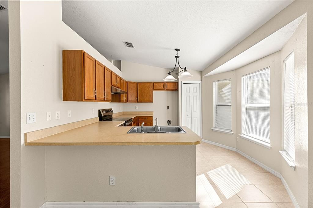 待售: $350,000 (4 贝兹, 2 浴室, 1815 平方英尺)