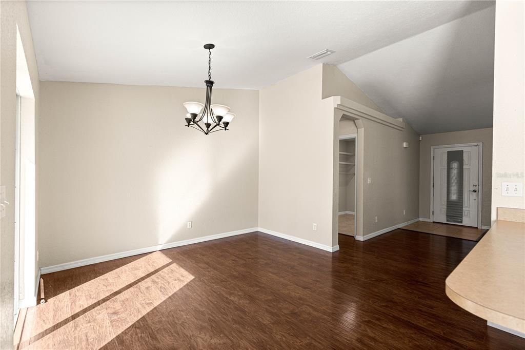 待售: $350,000 (4 贝兹, 2 浴室, 1815 平方英尺)