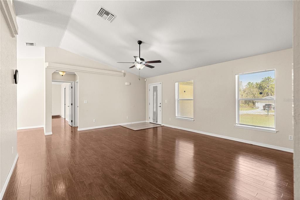 待售: $350,000 (4 贝兹, 2 浴室, 1815 平方英尺)