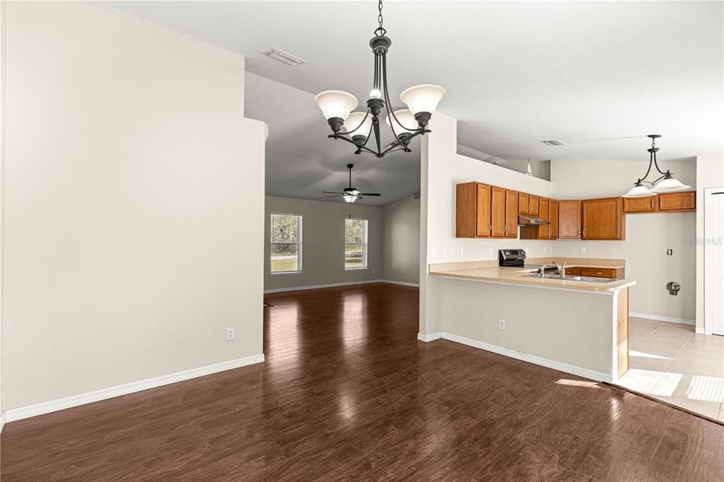 待售: $350,000 (4 贝兹, 2 浴室, 1815 平方英尺)