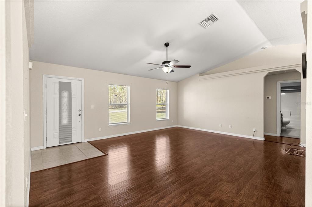 待售: $350,000 (4 贝兹, 2 浴室, 1815 平方英尺)