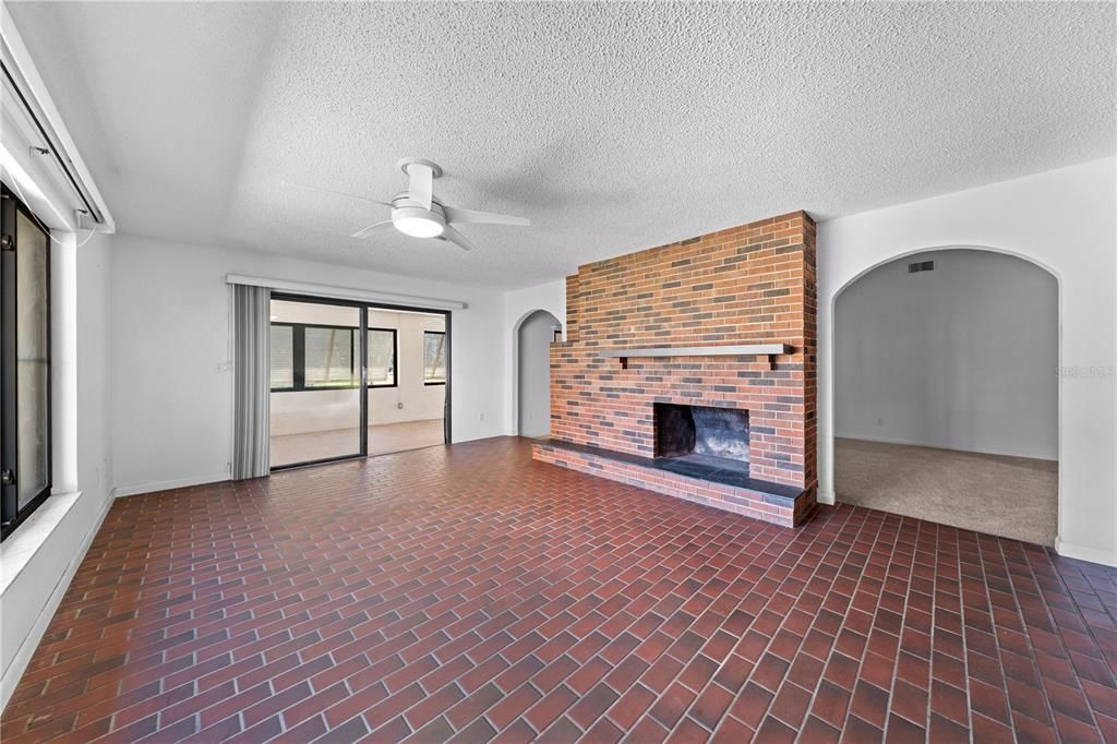 Activo con contrato: $525,000 (3 camas, 2 baños, 2277 Pies cuadrados)