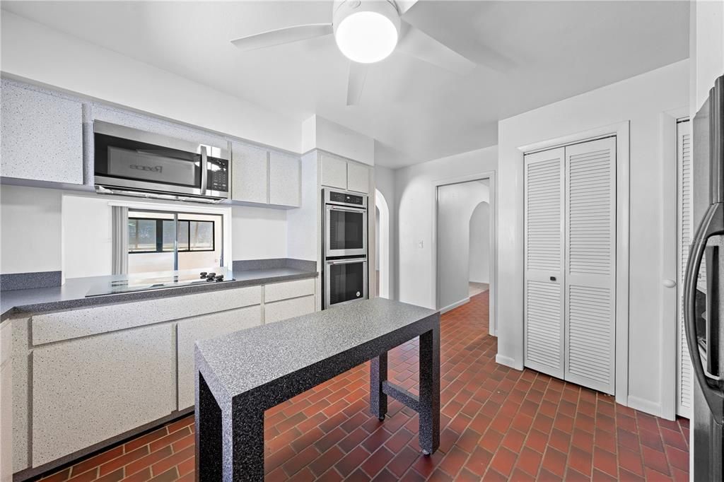 Activo con contrato: $525,000 (3 camas, 2 baños, 2277 Pies cuadrados)