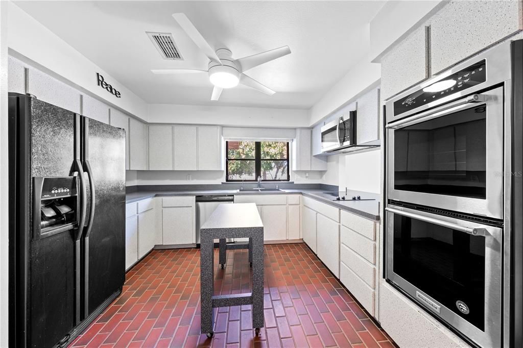 Activo con contrato: $525,000 (3 camas, 2 baños, 2277 Pies cuadrados)