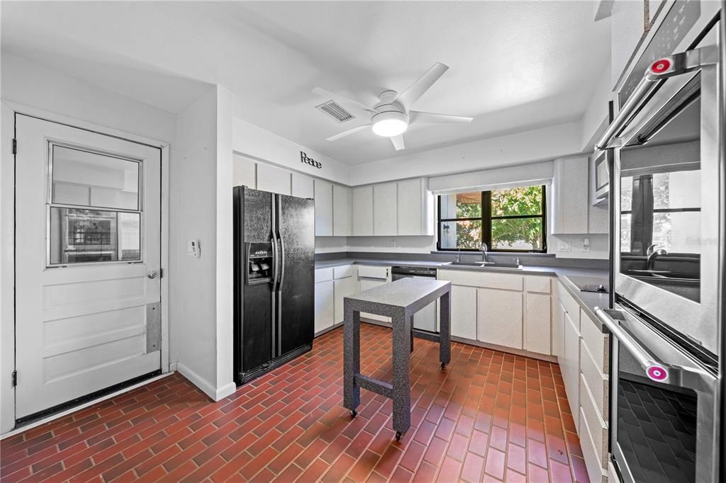 Activo con contrato: $525,000 (3 camas, 2 baños, 2277 Pies cuadrados)