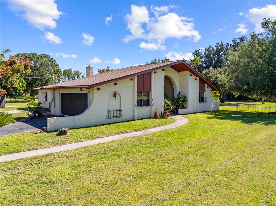 Activo con contrato: $525,000 (3 camas, 2 baños, 2277 Pies cuadrados)