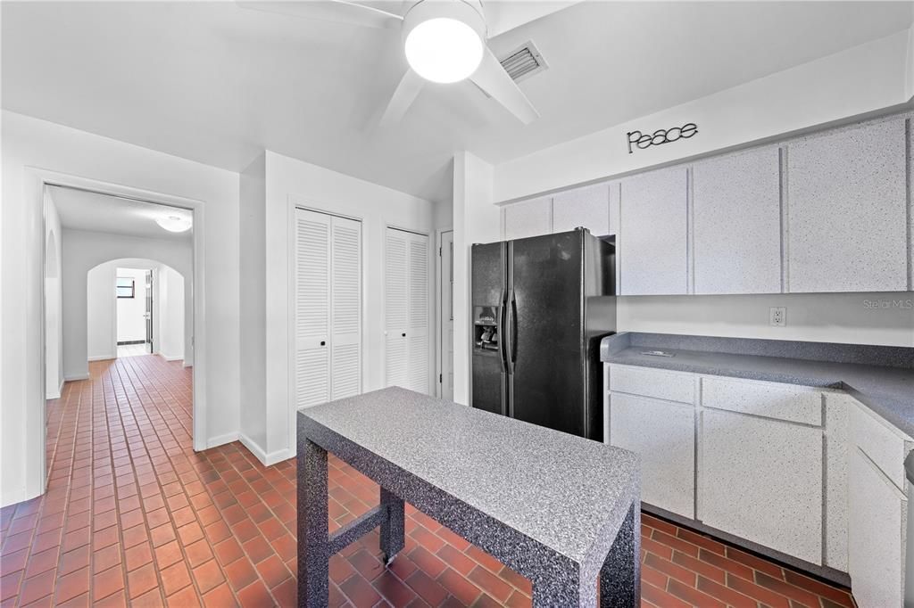 Activo con contrato: $525,000 (3 camas, 2 baños, 2277 Pies cuadrados)