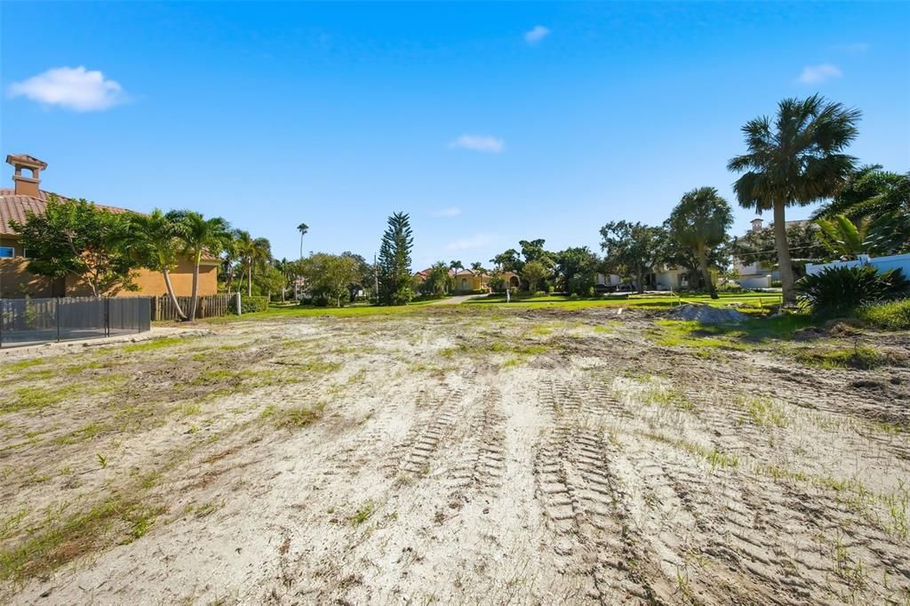 待售: $775,000 (0.32 acres)