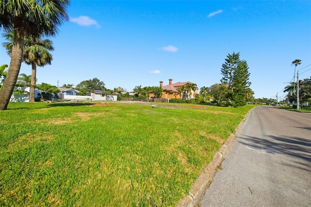 待售: $775,000 (0.32 acres)