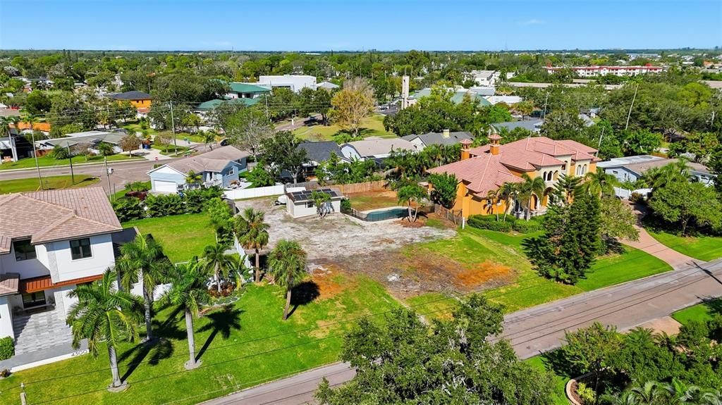 待售: $775,000 (0.32 acres)