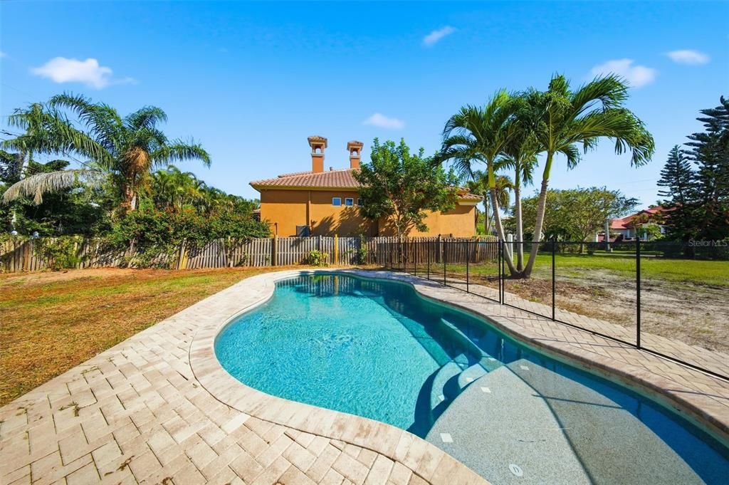 待售: $775,000 (0.32 acres)