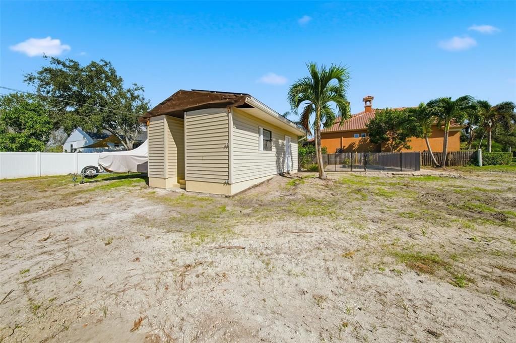 待售: $775,000 (0.32 acres)